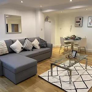 modern-spacious-leeds-city-centre-apartment-with.yorkshirehotels.net/