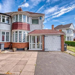 Xclusive Living Spacious 3 Bedroom House,sleep 6, Free Wifi, Parking Close To Nec On Horrell Road Holiday home