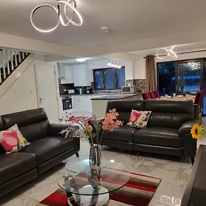 Four Bedroom & Apartments: Corporate And Student Hub Apartment